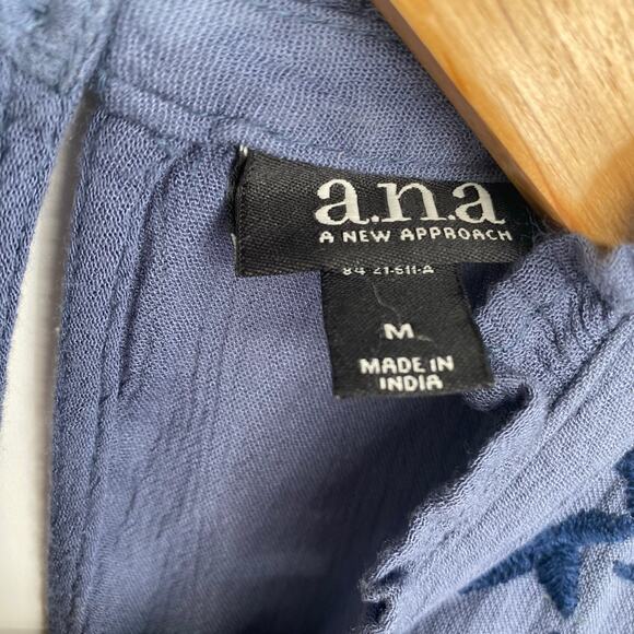 a.n.a Top Women’s Medium Blue Floral Embroidered Feminine Romantic Flowy - Picture 5 of 10